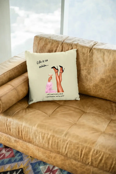 Creamfarbene kissen mit beindrucktem design von beinen in high heels und text life is so schön aus statement collection
