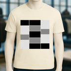 Creamfarbenes unisex bio-baumwoll t-shirt mit fettem geometrischem muster aus schwarzen, grauen und weißen quadraten