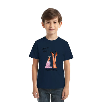 Navyblaues damen t shirt mit kurzen ärmeln und grafik von beinen in high heels und rosa federn mit text life is so