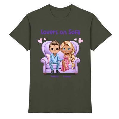 Olivegrünes baumwoll t shirt mit cartoon illustrationen von zwei liebhabern auf einem lila sofa und text lovers on sofa