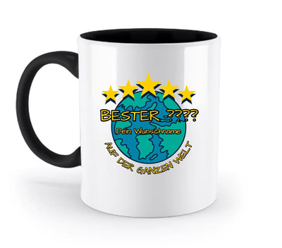 Weiße keramikmug mit schwarzem innenraum und griff mit buntem globusmotiv und gelben sternen plus deutschem text