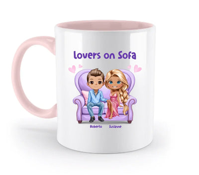 Weiße keramiktasse mit rosa griff und innenfläche mit cartoon roberto und susanne auf lila sofa lovers on sofa text