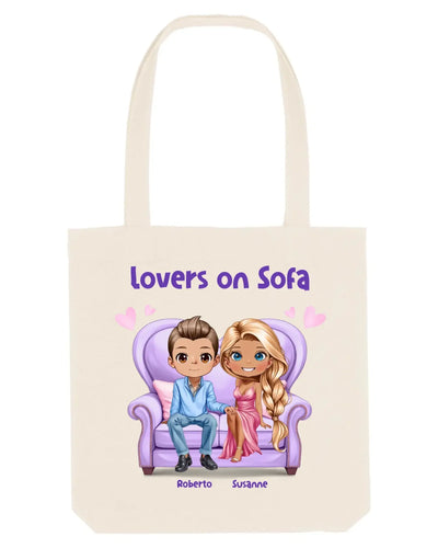 Creamfarbener canvas-tote bag mit cartoon abbildung von zwei liebhabern auf lila sofa und wunschtext