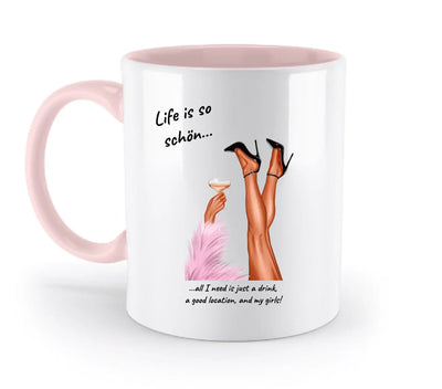 Weißer keramikbecher mit pinkem griff und innenraum zeigt illustration von beinen in hohen schwarzen absätzen mit cocktailglas