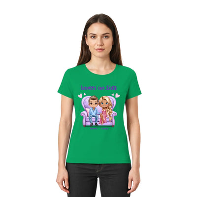Grünes kurzarmshirt mit cartoonmotiv von zwei liebenden auf einem lila sofa und text lovers on sofa