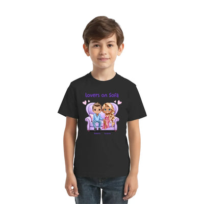 Schwarzes baumwoll-tshirt mit buntem cartoon von zwei figuren auf lila sofa und text lovers on sofa