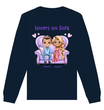 Dunkelblaues langarm sweatshirt mit cartoonmotiv zweier liebender auf violettem sofa und namen personalisiert