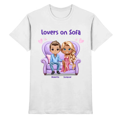 Weißer baumwoll t-shirt mit cartoonillustration von roberto und susanne auf lila sofa lovers on sofa text