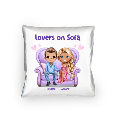 Weiße kuschelkissen mit cartoon illustration zweier liebenden roberto und susanne auf violettem sofa wunschtext