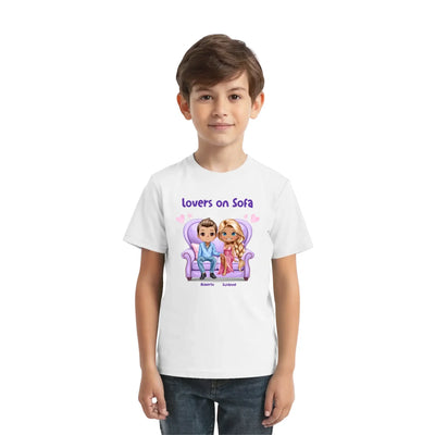 Weiße baumwoll-t-shirt mit buntem cartoon von zwei figuren auf violettem sofa und text lovers on sofa plus wunschname