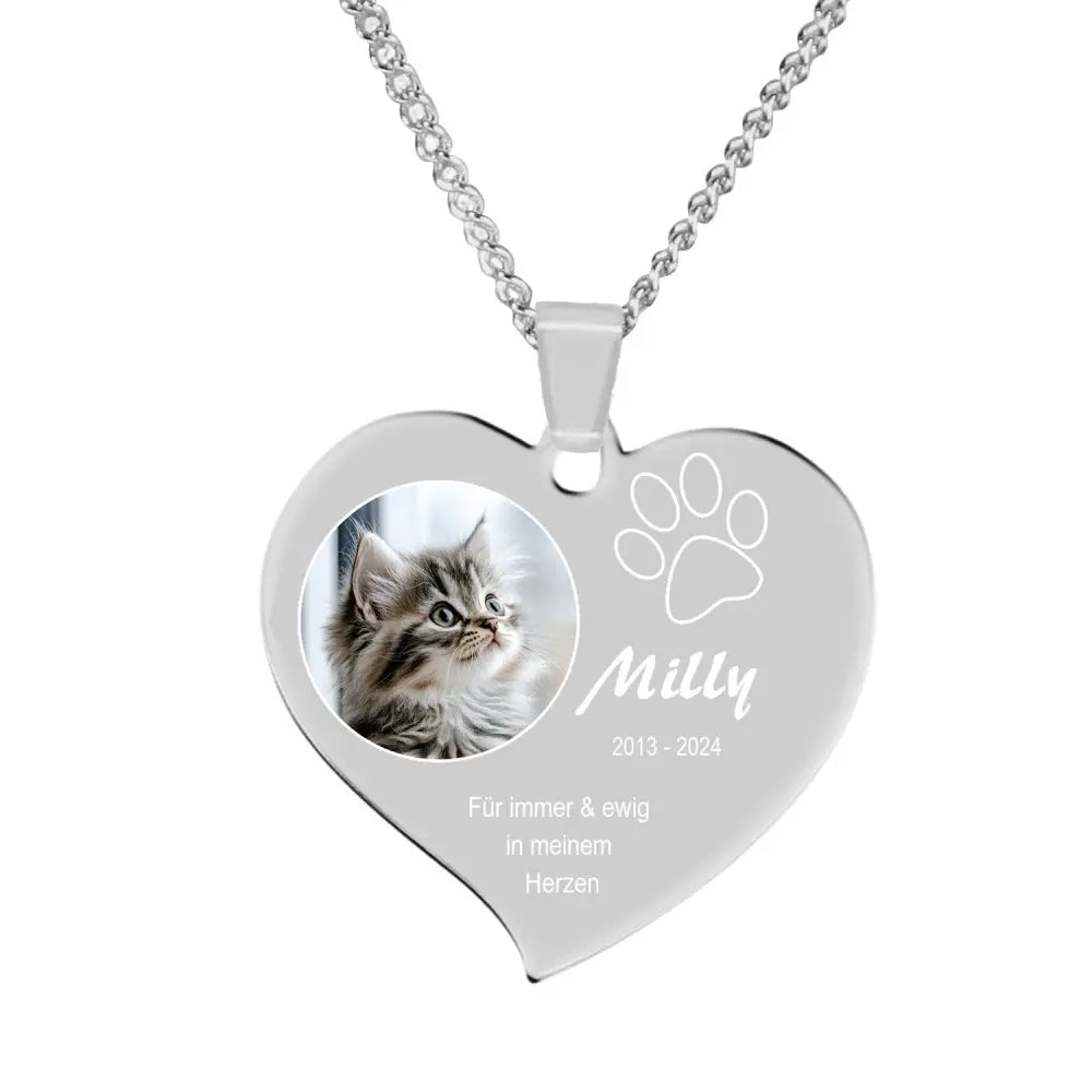 Silberne herzförmige foto-halskette mit katzenbild gepaart mit graviertem pfotenabdruck und name milly 2013-2024