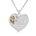 Silberne herzförmige foto-halskette mit rundem fotoeinsatz und eingraviertem vierblättrigem kleeblatt
