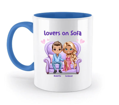 Weiße keramiktasse mit blauem griff und innerem mit cartoonillustration zweier liebender auf lila sofa personalisiert
