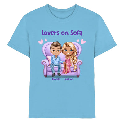 Hellblaues baumwollshirt mit cartoon von zwei liebenden auf lila sofa und personalisierten namen darunter