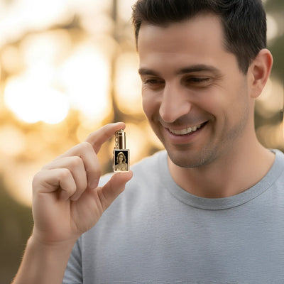 Goldfarbener mini parfumflakon mit rechteckigem porträtfoto vorne personalisierbarer 3d foto schlüsselanhänger mit led und lasergravur