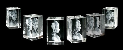 Klaren kristallwürfeln mit 3d lasergravur porträt einer frau als personalisierbarer 16gb usb stick mit beleuchtung