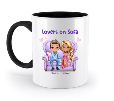 Weiße keramikmug mit schwarzem griff und innen, bunte cartoonillustration von liebespaar auf lila sofa