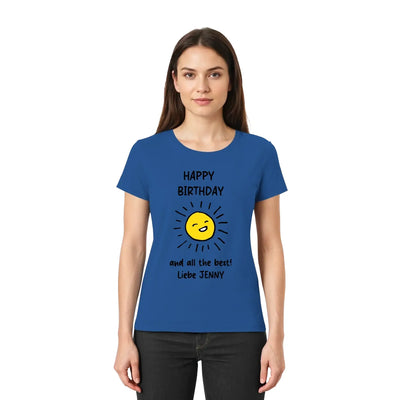 Blaues kurzarmshirt mit gelber sonnengrafik und schwarzem happy birthday text aus der statement-collection