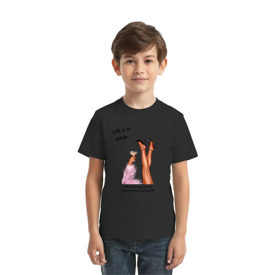 Black kurzarmshirt mit grafik von beinen in high heels und pinken federn life is so text personalisierbar
