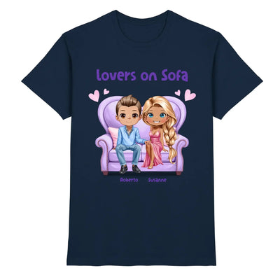 Navyblaues kurzarmshirt mit cartoon von zwei liebenden auf lila sofa und wunschtext roberto und susanne personalisiert