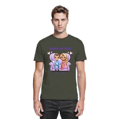 Dunkelolivgrünes baumwollshirt mit cartoonillustration von zwei figuren auf violettem sessel und text lovers on sofa