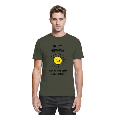Olivegrünes baumwollshirt mit fröhlicher gelber sonnengrafik und text happy birthday und alles gute liebe jenny