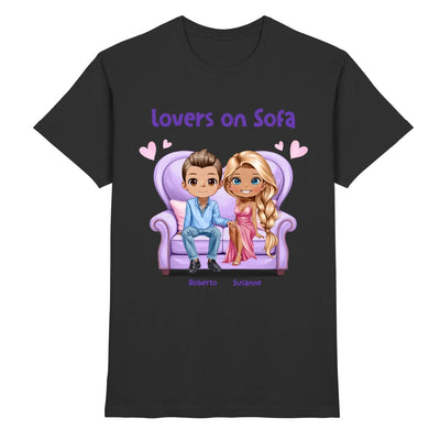 Schwarzes t-shirt mit cartoonillustration von roberto und susanne auf lila sofa und text lovers on sofa
