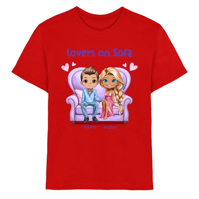Rotes baumwollshirt mit cartoonmotiv zweier liebender auf lila sofa und text lovers on sofa aus statement-collection