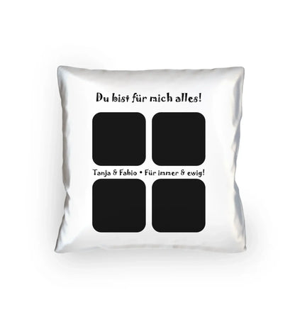 Weiße quadratische kissen mit schwarzem statement-print und vier rechteckige bilderrahmen collage