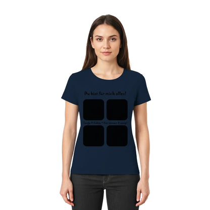 Navyblaues damen eng anliegendes t shirt mit schwarzem text und vier quadratischen grafikpatches vorne aus der statement collection