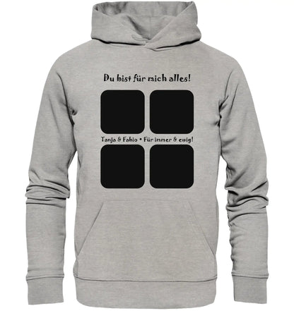 Hellgrauer kapuzenpullover mit schwarzem text und vier quadratischen patchmotiven aus der statement-collection