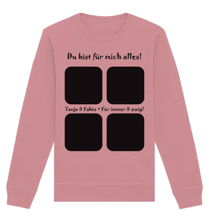Ein weiches rosa sweatshirt mit langen ärmeln und vier schwarzen quadratischen patches aus der statement-collection