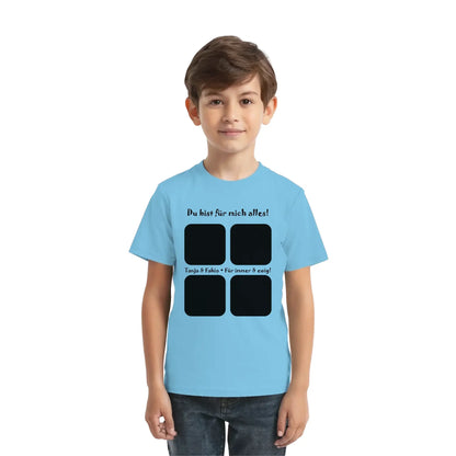 Hellblaues kurzarmshirt mit schwarzem text und vier quadratischen patches aus der statement-collection