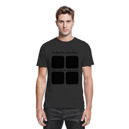 Schwarzes kurzarmshirt mit grafik aus vier schwarzen quadraten und deutschem text aus der statement-collection