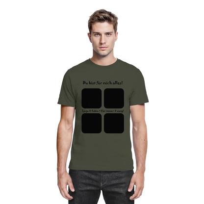 Olivegrünes baumwollshirt mit schwarzem text und vier quadratischen patches vorne aus der statement collection