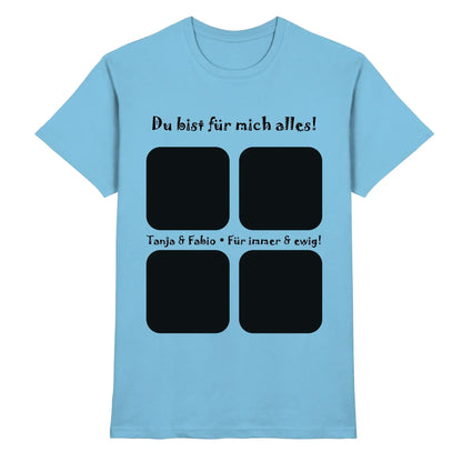 Hellblaues baumwoll t shirt mit schwarzem text und vier quadratischen fotoplatzhaltern aus der statement collection