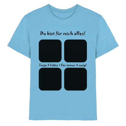 Hellblaues baumwollshirt mit schwarzem statement-print und 4 quadratischen foto-rahmen aus der statement-collection