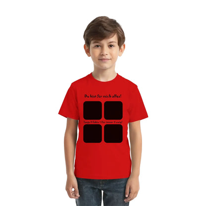 Rote kurzarm t shirt mit schwarzem quadratischem grafik und text auf der brust aus der statement collection