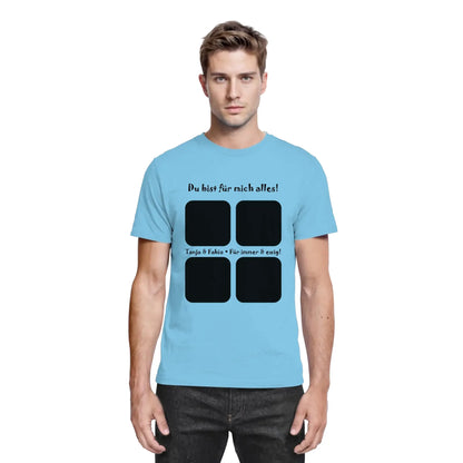 Hellblaues baumwollshirt mit schwarzem vierfachgrafik und deutschem text aus der statement collection