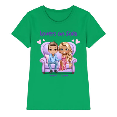 Grünes kurzarmshirt mit cartoon von zwei liebenden auf lila sofa und text lovers on sofa aus der statement-collection