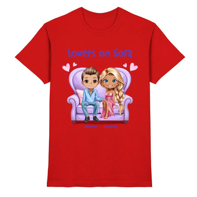 Rotes baumwollshirt mit cartoongrafik von zwei liebenden auf lila sessel und text lovers on sofa