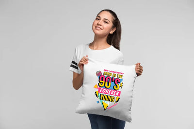 Weißes dekoratives kissen mit retro 90er jahre grafik born in 90s forever young aus der statement-collection
