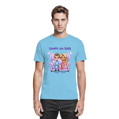 Hellblaues baumwoll t shirt mit cartoon grafik zwei figuren auf lila sofa text lovers on sofa statement collection