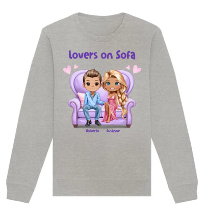 Hellgraues langarm sweatshirt mit cartoon grafik von zwei liebenden auf lila sofa und wunschtext personalisiert