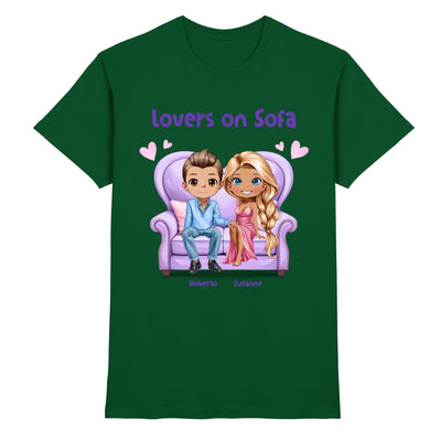 Dunkelgrünes baumwollshirt mit cartoonillustration von zwei liebenden auf einem lila sofa und personalisierten namen