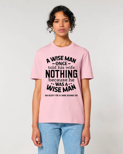 A wise man & his wife • Mann • Frau • Ehe • Unisex Premium T-Shirt XS-5XL aus Bio-Baumwolle für Damen & Herren • Exklusivdesign • personalisiert