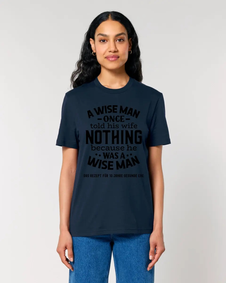 A wise man & his wife • Mann • Frau • Ehe • Unisex Premium T-Shirt XS-5XL aus Bio-Baumwolle für Damen & Herren • Exklusivdesign • personalisiert