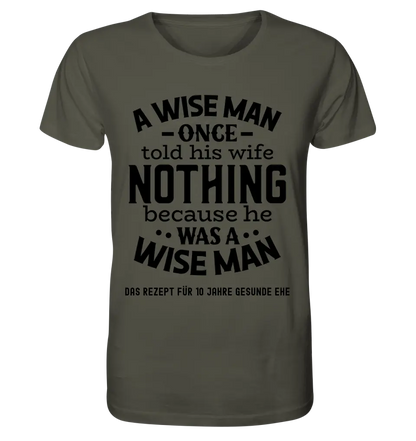 A wise man & his wife • Mann • Frau • Ehe • Unisex Premium T-Shirt XS-5XL aus Bio-Baumwolle für Damen & Herren • Exklusivdesign • personalisiert