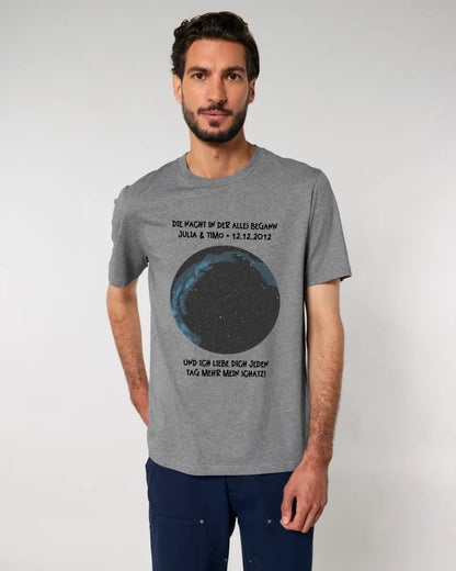 Echte Sternenkarte mit Ort/Zeit und deinem Text • Unisex Premium T-Shirt XS-5XL aus Bio-Baumwolle für Damen & Herren • Exklusivdesign • personalisiert