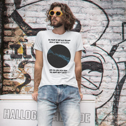 Echte Sternenkarte mit Ort/Zeit und deinem Text • Unisex Premium T-Shirt XS-5XL aus Bio-Baumwolle für Damen & Herren • Exklusivdesign • personalisiert